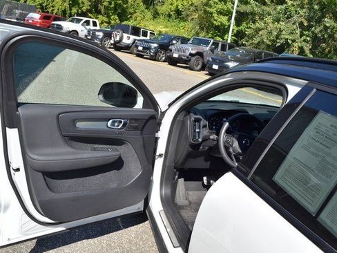 Used 2022 Volvo XC40 T5 R-Design w/ Climate Package image 15