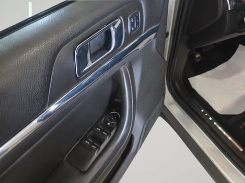 Used 2016 Lincoln MKS FWD image 11