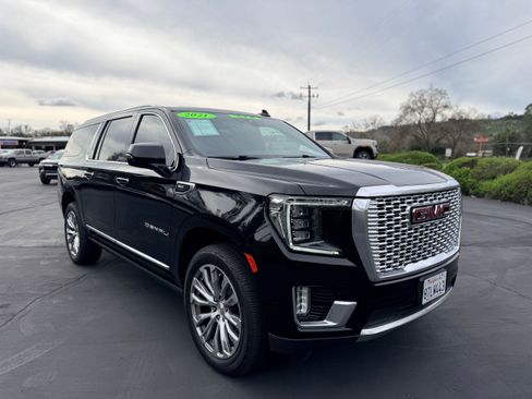 Used 2021 GMC Yukon XL Denali w/ Denali Premium Package image 4