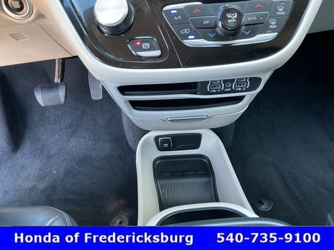 Used 2024 Chrysler Pacifica Touring-L FWD image 40