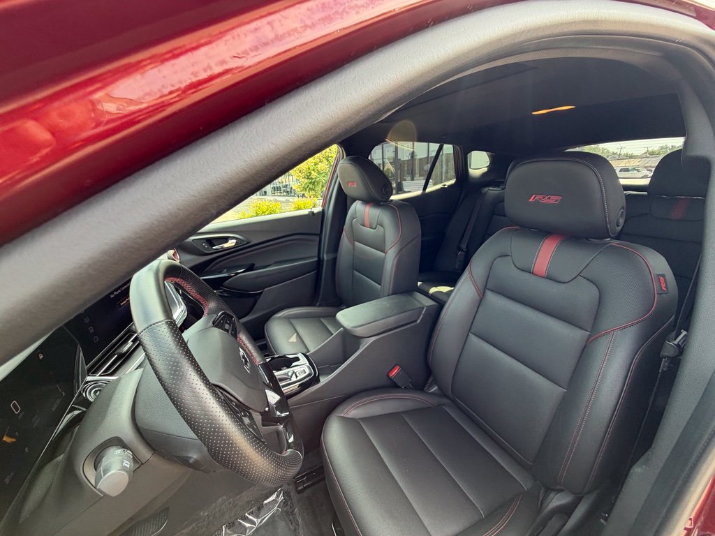 Used 2024 Chevrolet Trax RS w/ Sunroof Package FWD image 9