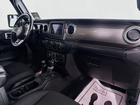 Used 2019 Jeep Wrangler Unlimited Sahara w/ Dual Top Group AWD/4WD image 28