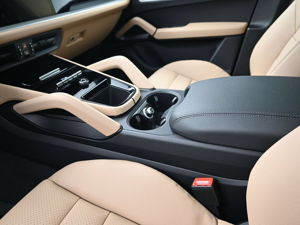 Used 2026 Porsche Cayenne AWD/4WD image 21