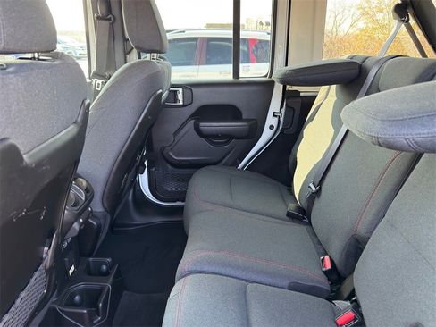 Used 2024 Jeep Wrangler Unlimited Rubicon image 32