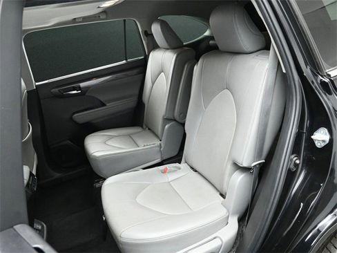 Used 2022 Toyota Highlander Limited image 15