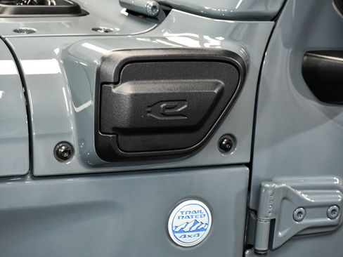 Used 2024 Jeep Wrangler Unlimited Sahara AWD/4WD image 65