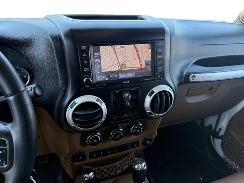 Used 2012 Jeep Wrangler Unlimited Rubicon w/ Connectivity Group AWD/4WD image 12