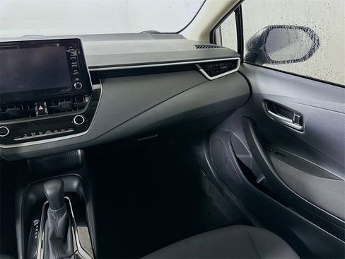 Used 2020 Toyota Corolla LE image 19