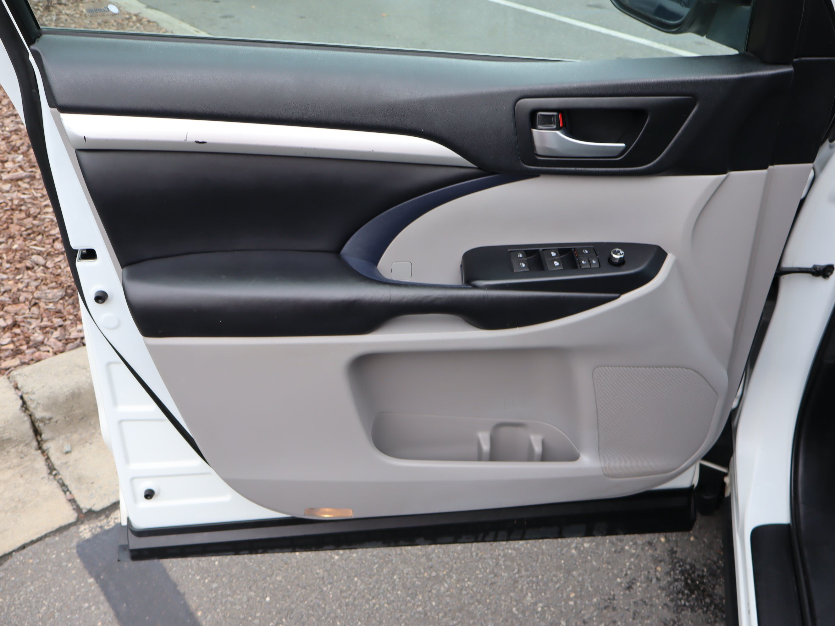Used 2019 Toyota Highlander XLE FWD image 16