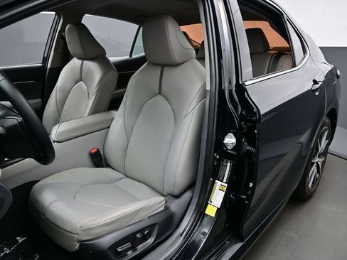 Used 2022 Toyota Camry XLE FWD image 10