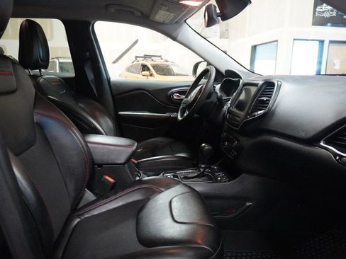 Used 2022 Jeep Cherokee Trailhawk AWD/4WD image 8