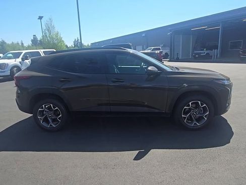 Used 2024 Chevrolet Trax LT FWD image 7