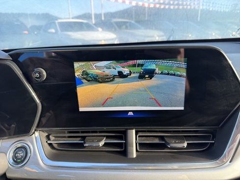 Used 2024 Chevrolet Trax LT w/ LT Convenience Package FWD image 25