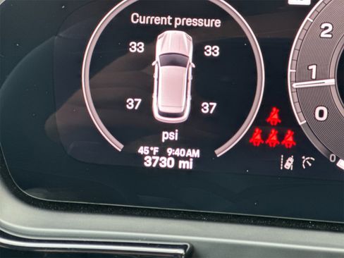 Used 2025 Porsche Cayenne image 32