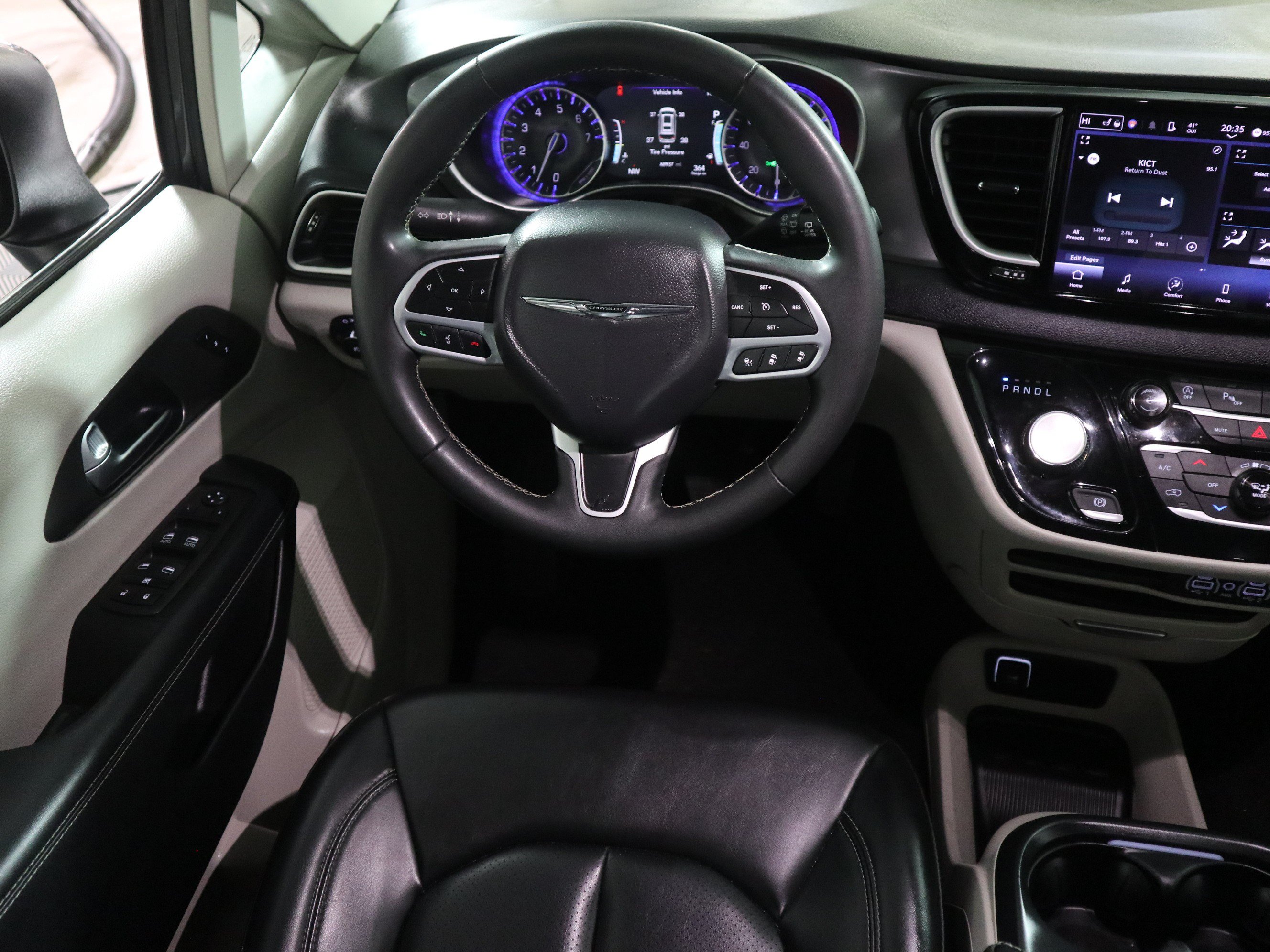 Used 2023 Chrysler Pacifica Touring-L FWD image 16