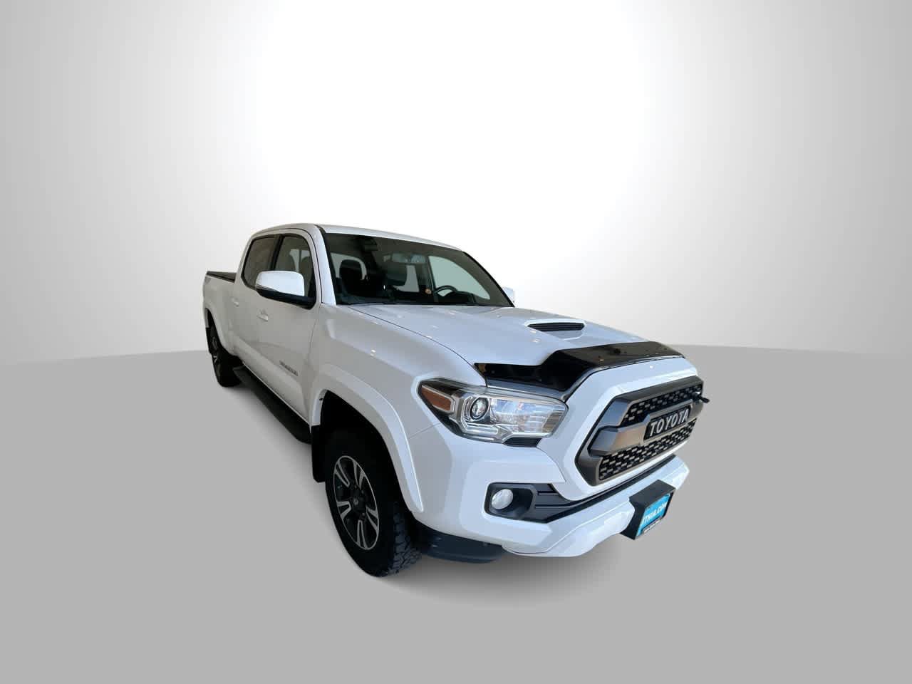 Used 2017 Toyota Tacoma TRD Sport AWD/4WD image 2