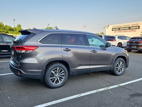 Used 2019 Toyota Highlander XLE AWD/4WD image 9