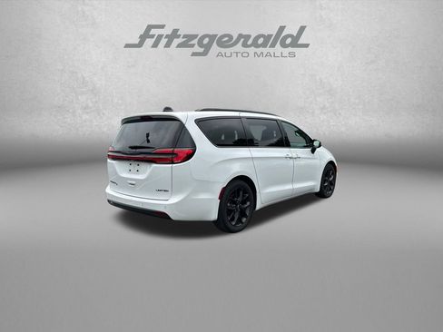 Used 2025 Chrysler Pacifica Limited FWD image 8