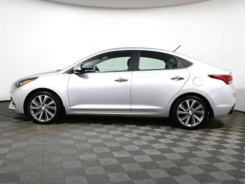 Used 2022 Hyundai Accent Limited FWD image 2