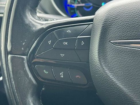 Used 2022 Chrysler Pacifica Touring-L w/ Uconnect Theater Family Group FWD image 30