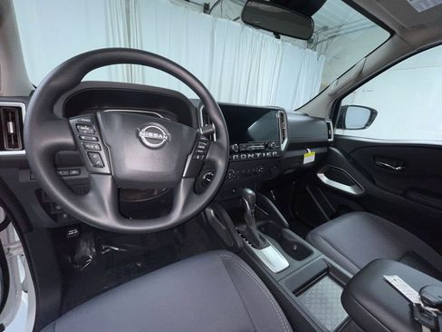Used 2025 Nissan Frontier SV image 13