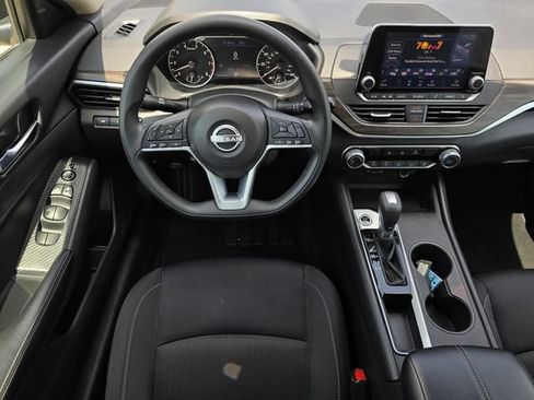 Used 2025 Nissan Altima 2.5 SV FWD image 9