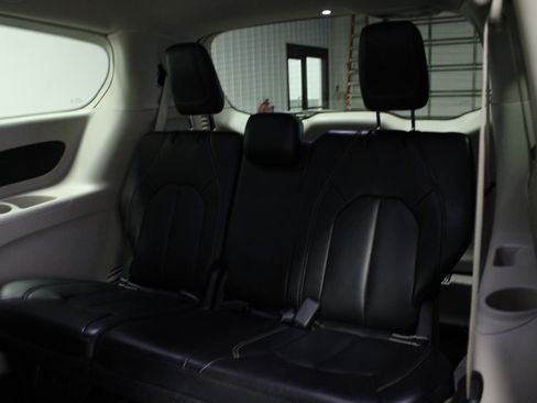 Used 2023 Chrysler Pacifica Touring-L FWD image 14