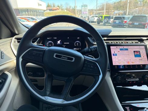 Used 2023 Jeep Grand Cherokee Limited image 12