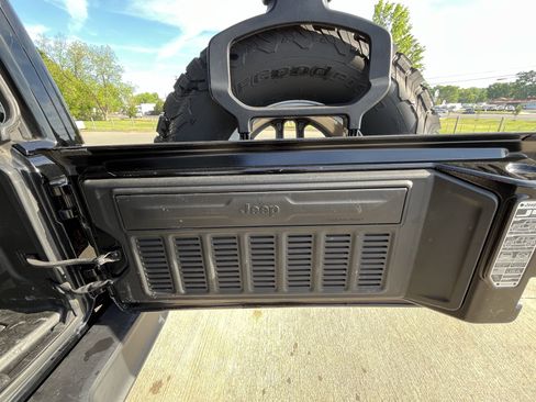 Used 2022 Jeep Wrangler Unlimited Rubicon w/ Xtreme Recon 35" Tire Package image 32