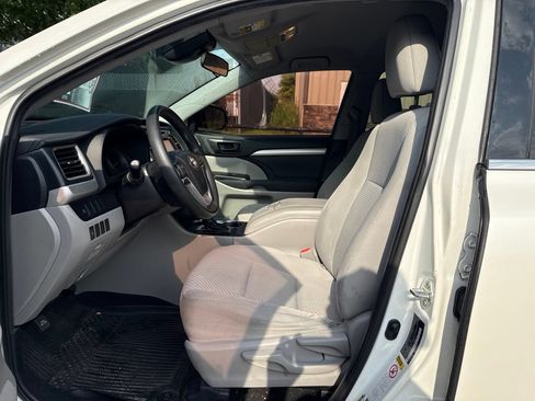 Used 2019 Toyota Highlander LE FWD image 12