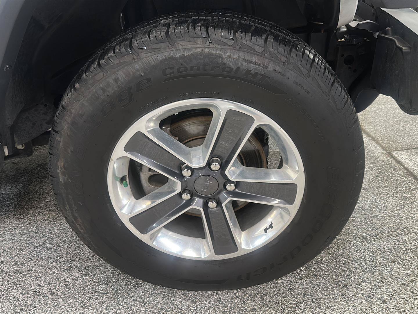 Used 2018 Jeep Wrangler Unlimited Sahara w/ Cold Weather Group AWD/4WD image 9