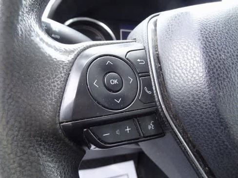 Used 2018 Toyota Camry LE image 10