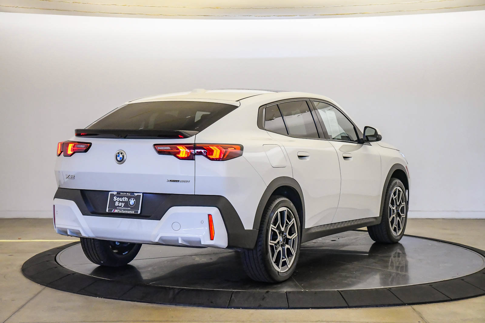 Used 2026 BMW X2 xDrive28i w/ Technology Package AWD/4WD image 4
