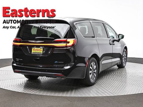 Used 2023 Chrysler Pacifica Touring-L image 5