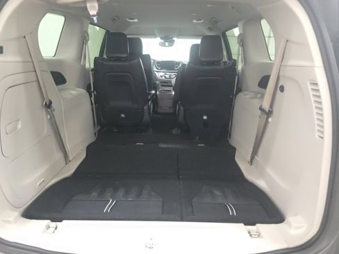 Used 2023 Chrysler Pacifica Touring-L image 10