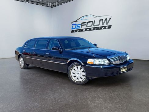 Used 2006 Lincoln Town Car Executive image 1