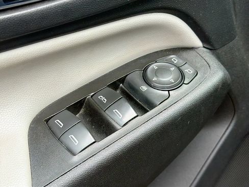 Used 2018 Chevrolet Equinox LS FWD image 19