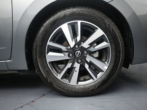 Used 2025 Nissan Versa SV FWD image 5
