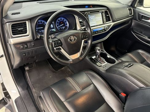 Used 2019 Toyota Highlander SE FWD image 4