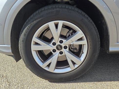 Used 2025 Audi Q5 Premium w/ Convenience Package image 11