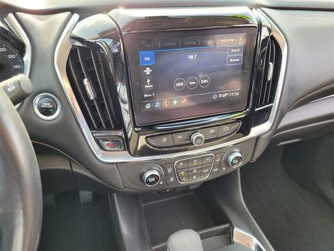 Used 2021 Chevrolet Traverse LT image 25