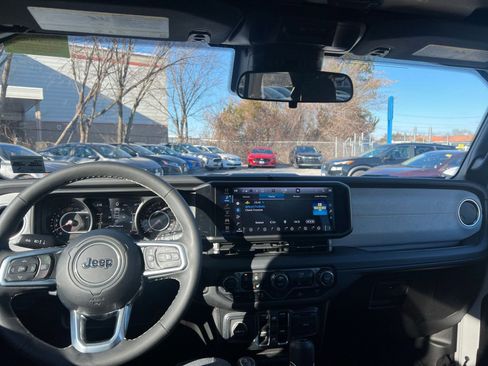 Used 2025 Jeep Wrangler Sahara image 32