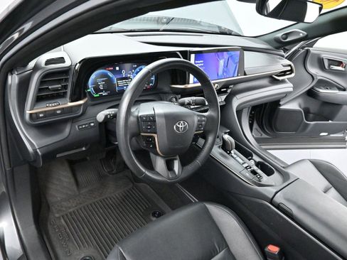 Used 2023 Toyota Crown Limited image 16