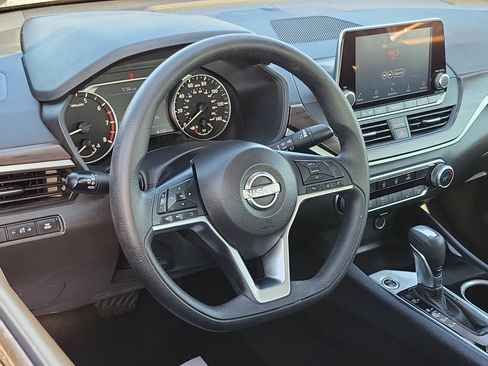 Used 2024 Nissan Altima 2.5 SV FWD image 8