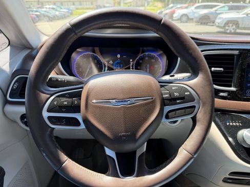 Used 2017 Chrysler Pacifica Touring-L Plus FWD image 19