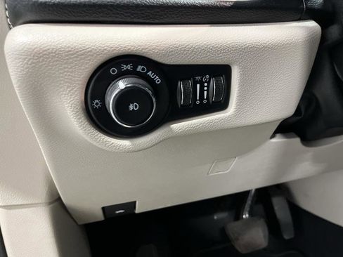Used 2023 Chrysler Pacifica Touring-L FWD image 14