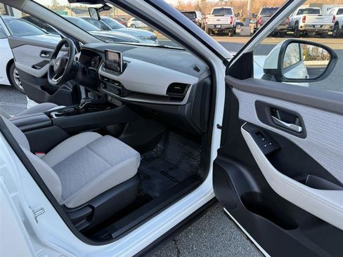 Used 2023 Nissan Rogue SV image 11