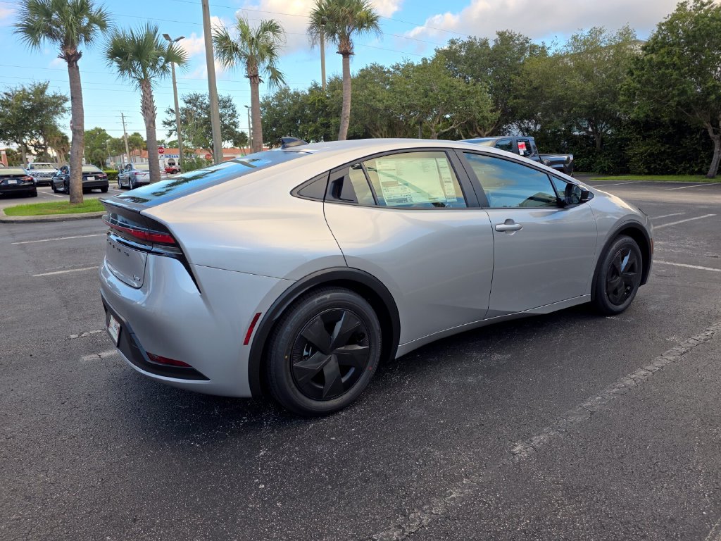 New 2027 Toyota Prius LE FWD image 11