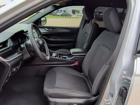 Used 2025 Jeep Grand Cherokee Laredo RWD image 12