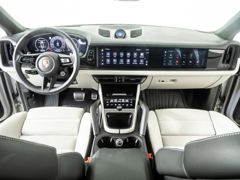Certified 2025 Porsche Cayenne GTS AWD/4WD image 19